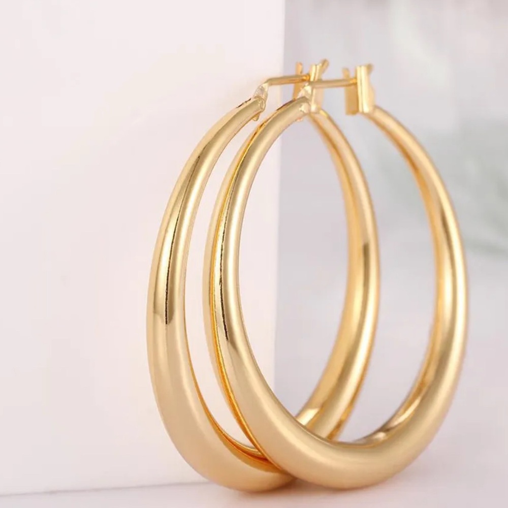 1 1/2” GOLDTONED HOOP EARRINGS